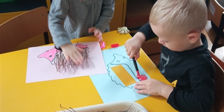 Powiększ grafikę: Dzieci wykonują pracę plastyczną z jeżem